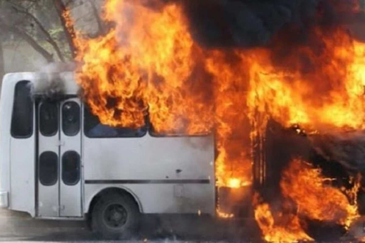 Azərbaycanda sərnişin avtobusu yanıb