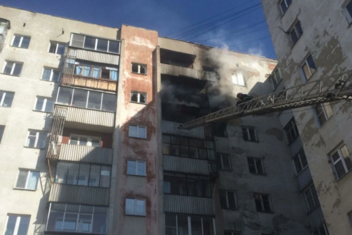 В Баку произошел пожар в жилом здании, жильцы эвакуированы