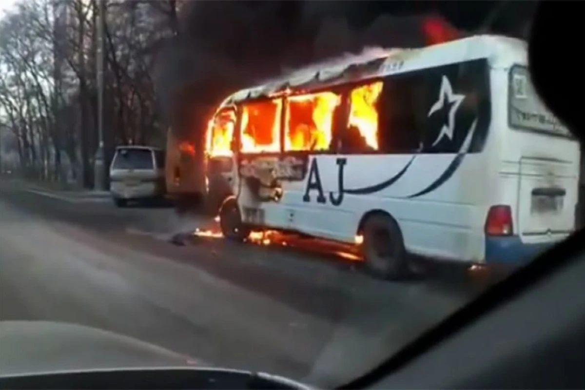 В Абшеронском районе сгорел автобус