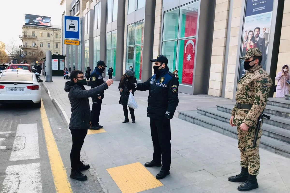 Bakıda tibbi maskalardan düzgün istifadə etməyənlər cərimələnib - FOTO Bakıda tibbi maskalardan düzgün istifadə etməyənlər cərimələnib - FOTO