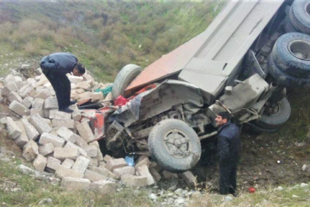 Xocavənddə “KamAZ” dərəyə aşıb, ölən var