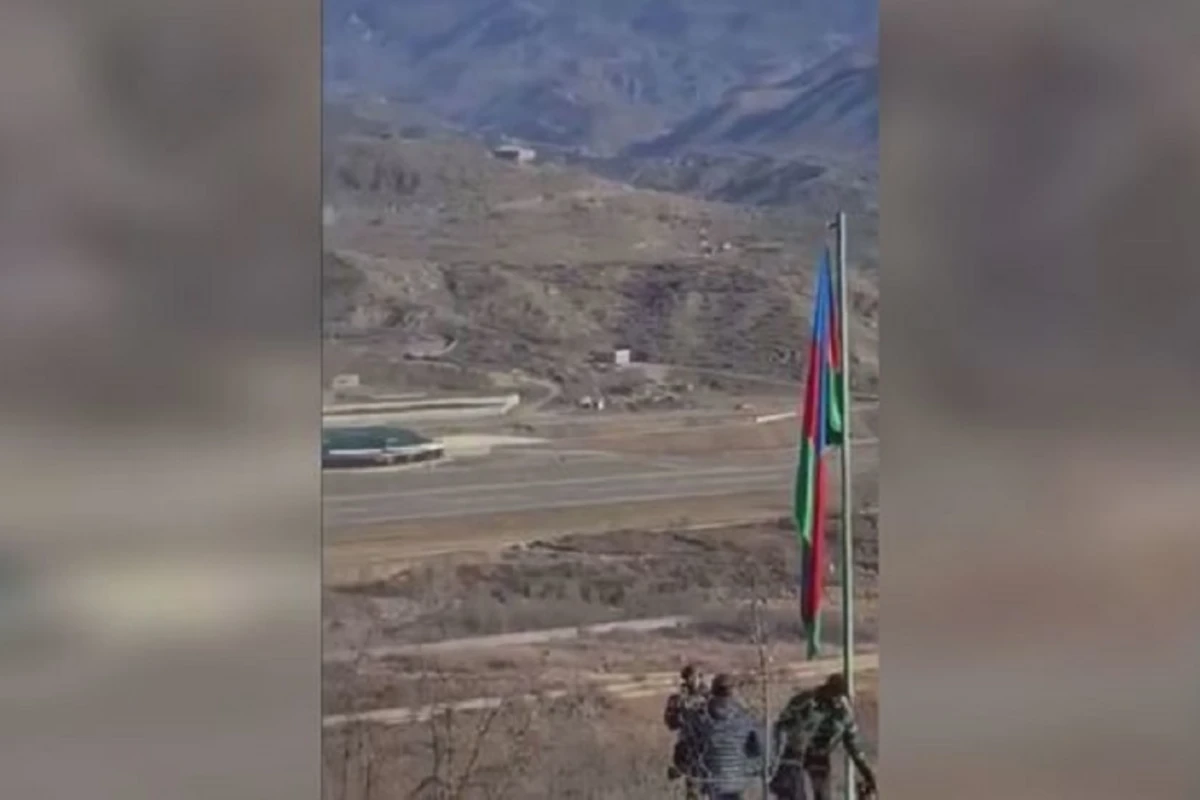 Азербайджанские пограничники водрузили флаг напротив кафанского аэропорта - ВИДЕО