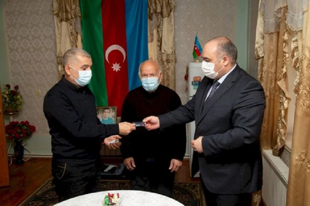 Daha bir şəhid ailəsinə təqaüd kartı təqdim edildi - FOTO