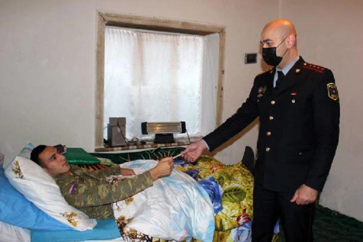 Döyüşlərdə sənədlərini itirən Qarabağ qazisinə yeni şəxsiyyət vəsiqəsi təqdim olundu - FOTO