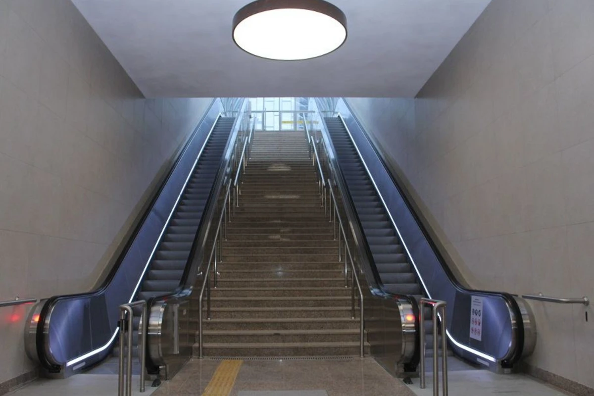 Metronun 8 noyabr stansiyasında 17 eskalator, 3 lift quraşdırıldı