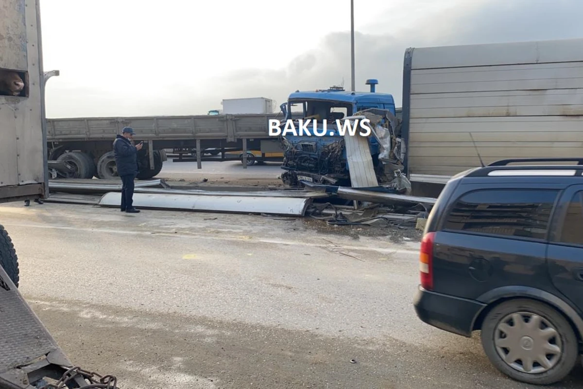Bakıda TIR qəzaya uğradı - VİDEO