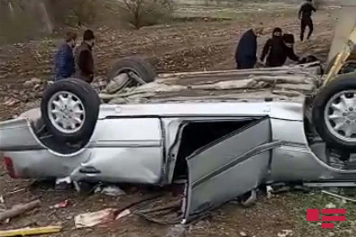 В Азербайджане автомобиль упал с моста, есть погибший и пострадавшие - ФОТО В Азербайджане автомобиль упал с моста, есть погибший и пострадавшие - ФОТО