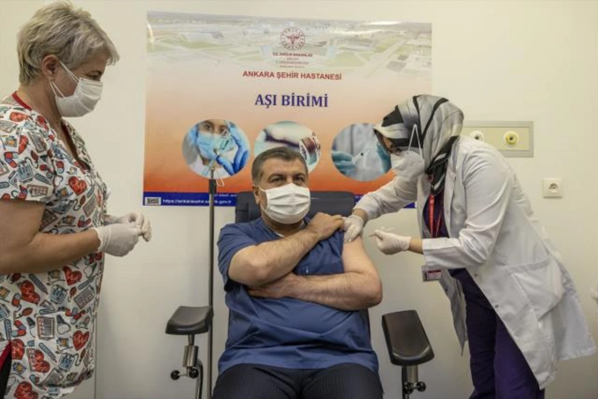 В Турции первым от COVID-19 привился глава Минздрава – ФОТО