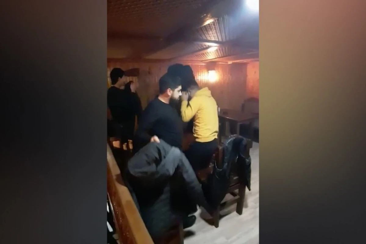 Bakıda polis gizli işləyən kafedə əməliyyat keçirdi - 17 nəfər saxlanıldı - VİDEO Bakıda polis gizli işləyən kafedə əməliyyat keçirdi - 17 nəfər saxlanıldı - VİDEO