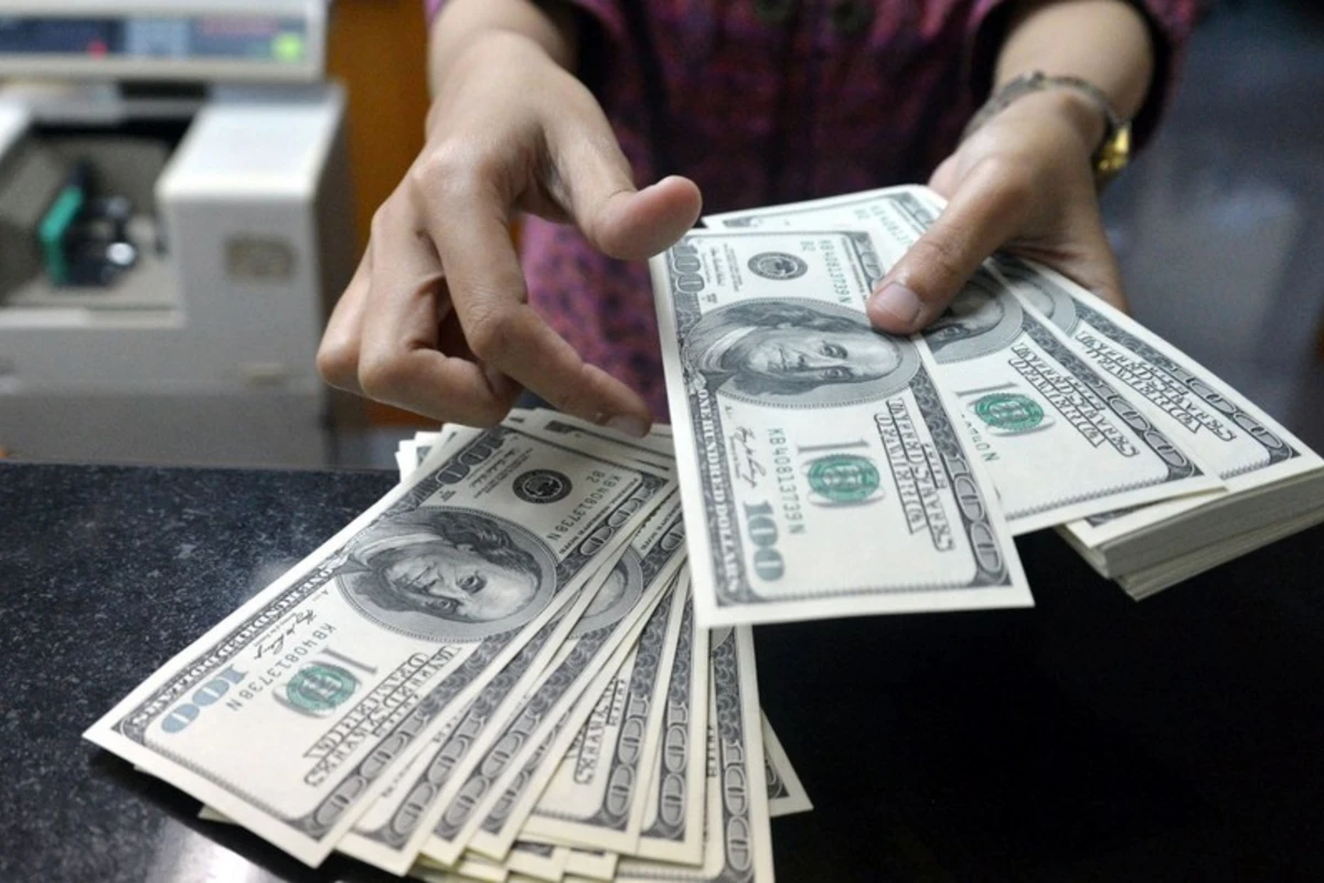 Azərbaycanda bankların dollara tələbi 100 milyonu ötdü Azərbaycanda bankların dollara tələbi 100 milyonu ötdü