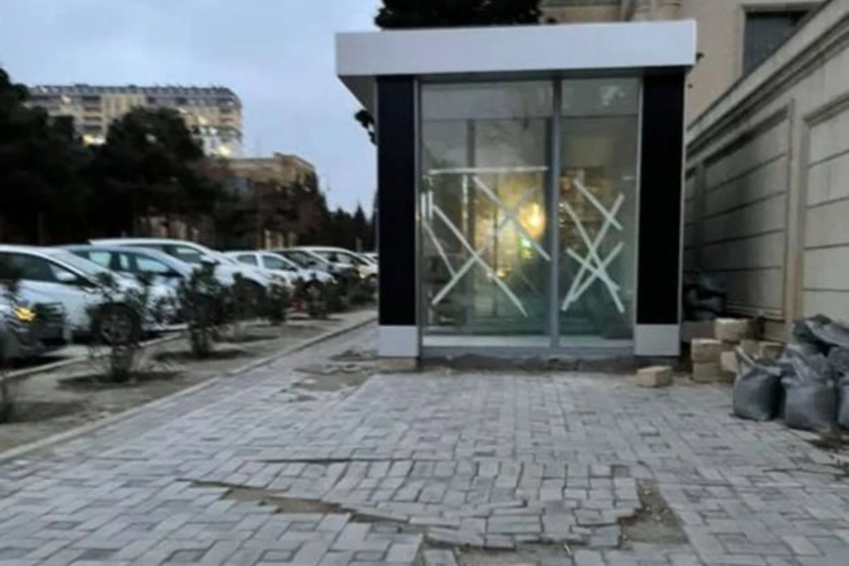 Xırdalanda səkinin üzərində tikilən obyekt narazılığa səbəb oldu Xırdalanda səkinin üzərində tikilən obyekt narazılığa səbəb oldu