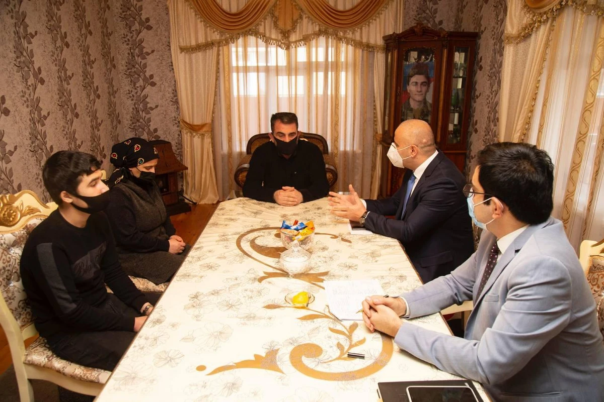 Şəhid ailələrinə təqaüd kartı və “Şəhid ailəsi üzvü” vəsiqəsi təqdim edilib - FOTO Şəhid ailələrinə təqaüd kartı və “Şəhid ailəsi üzvü” vəsiqəsi təqdim edilib - FOTO