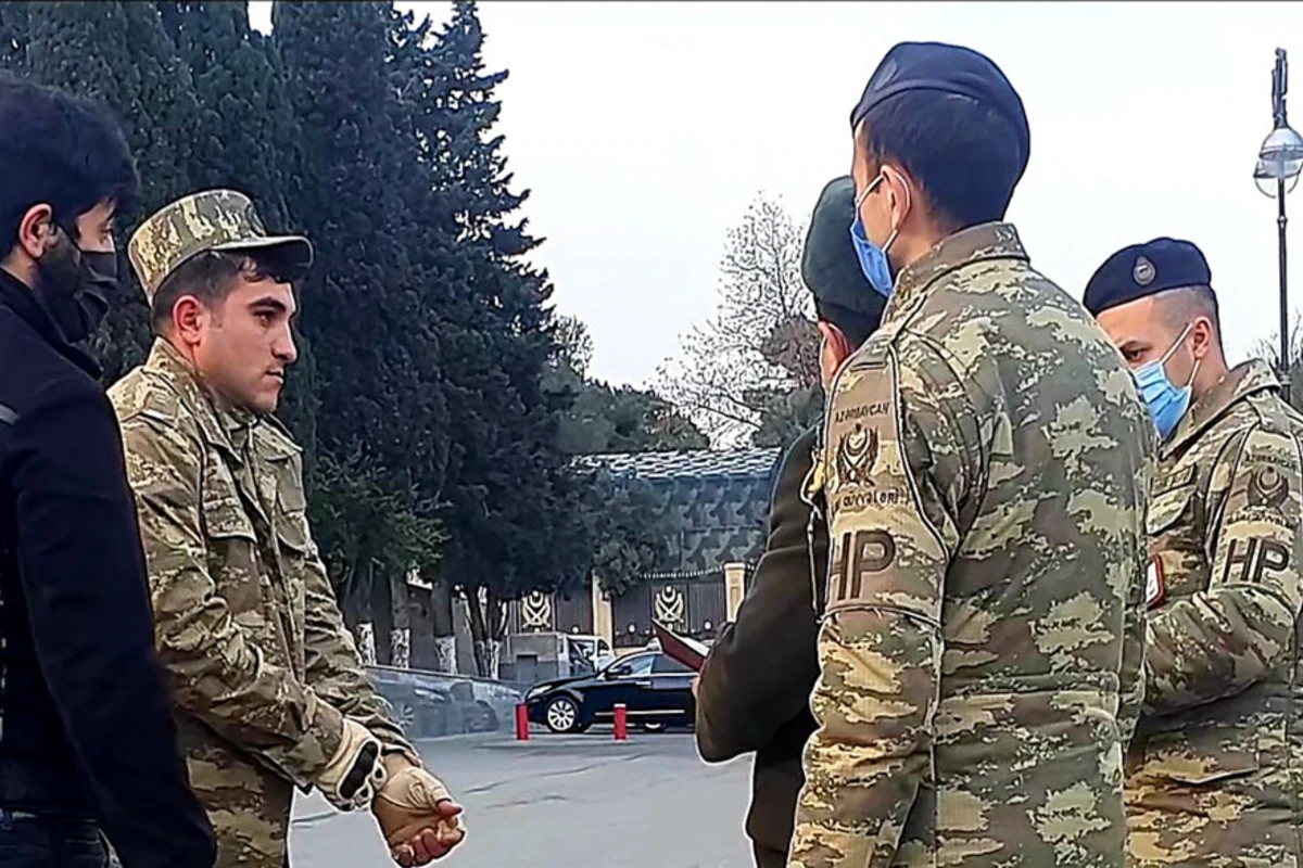Azərbaycanda qanunsuz olaraq hərbi forma geyinənlərə qarşı reyd başladı - VİDEO Azərbaycanda qanunsuz olaraq hərbi forma geyinənlərə qarşı reyd başladı - VİDEO