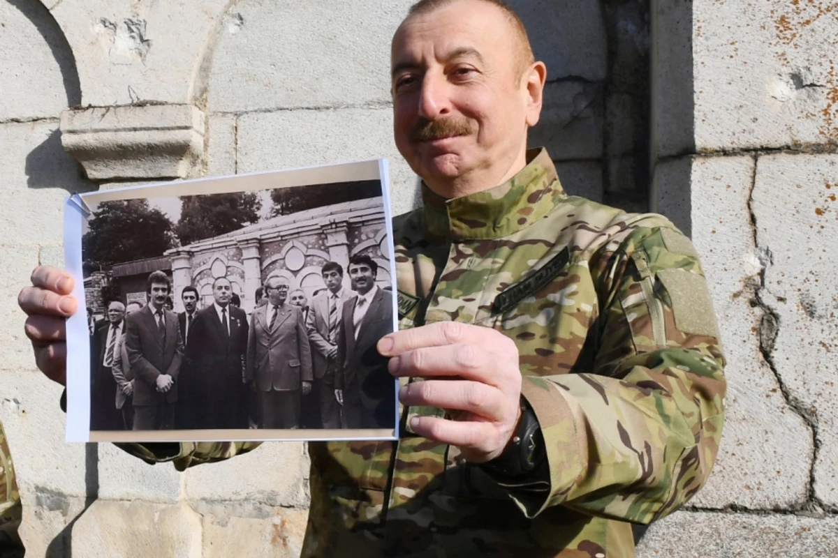 İlham Əliyev 39 il sonra Heydər Əliyevlə şəkil çəkdirdiyi yerdə - FOTO İlham Əliyev 39 il sonra Heydər Əliyevlə şəkil çəkdirdiyi yerdə - FOTO