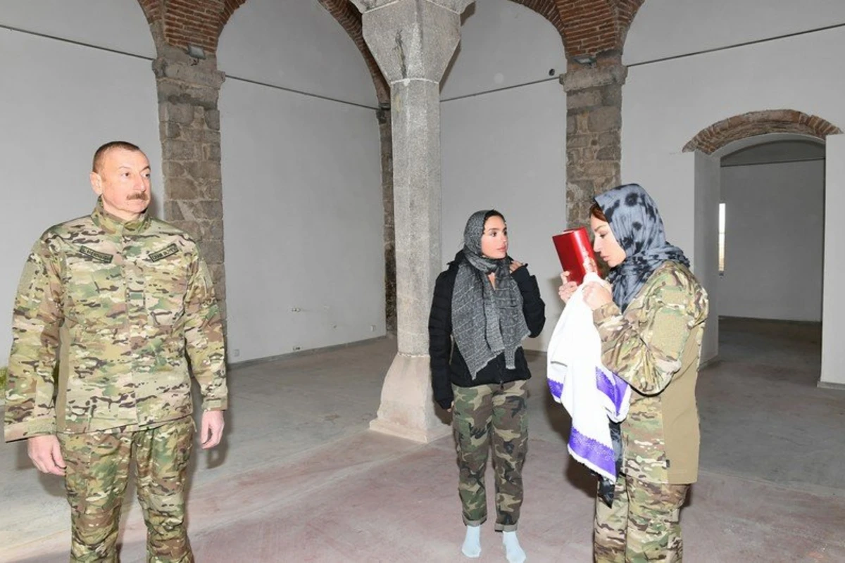 Mehriban Əliyeva Yuxarı Gövhər Ağa məscidinə “Qurani-Kərim” aparıb - FOTO