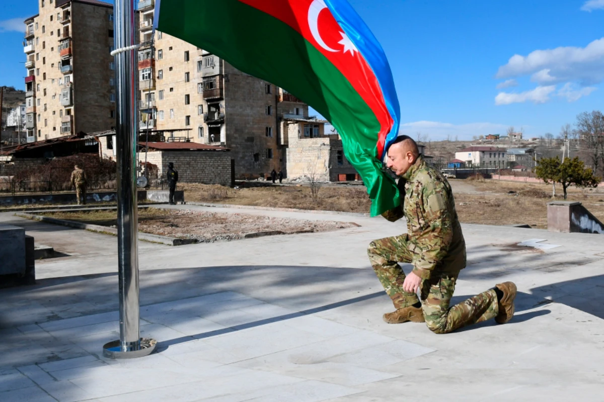 Президент Ильхам Алиев поднял флаг Азербайджана в городе Шуша - ФОТО