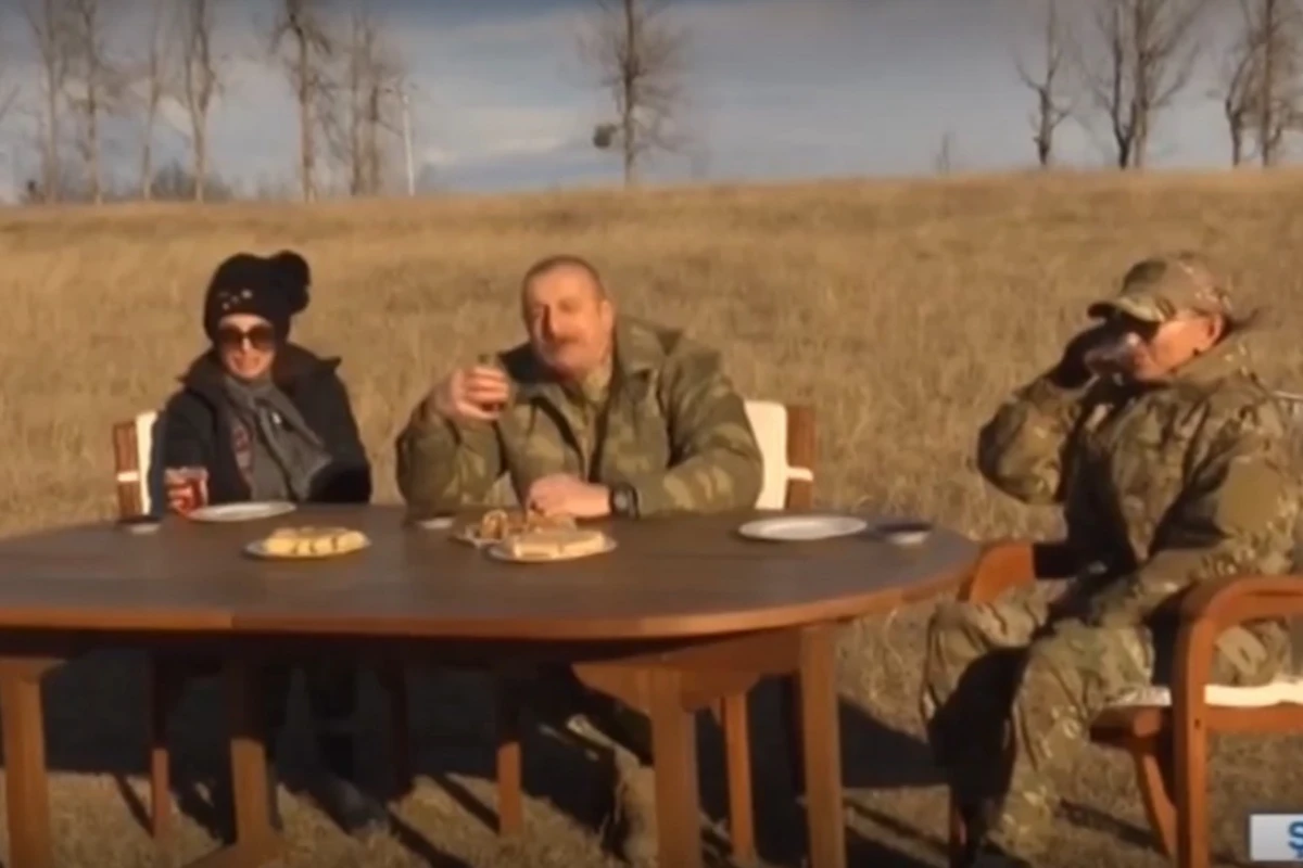 Ильхам Алиев выпил чай на Джидыр-дюзю - ВИДЕО
