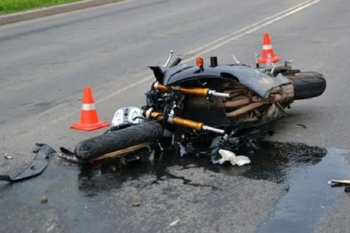 В Баку мотоцикл столкнулся с автомобилем, есть пострадавший