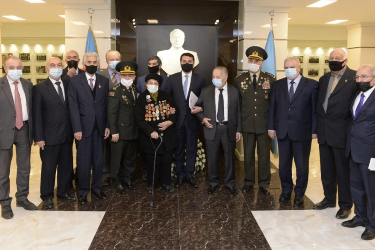 Prezidentin köməkçisi Hikmət Hacıyev Veteranlar Təşkilatının Rəyasət Heyətinin iclasında iştirak edib