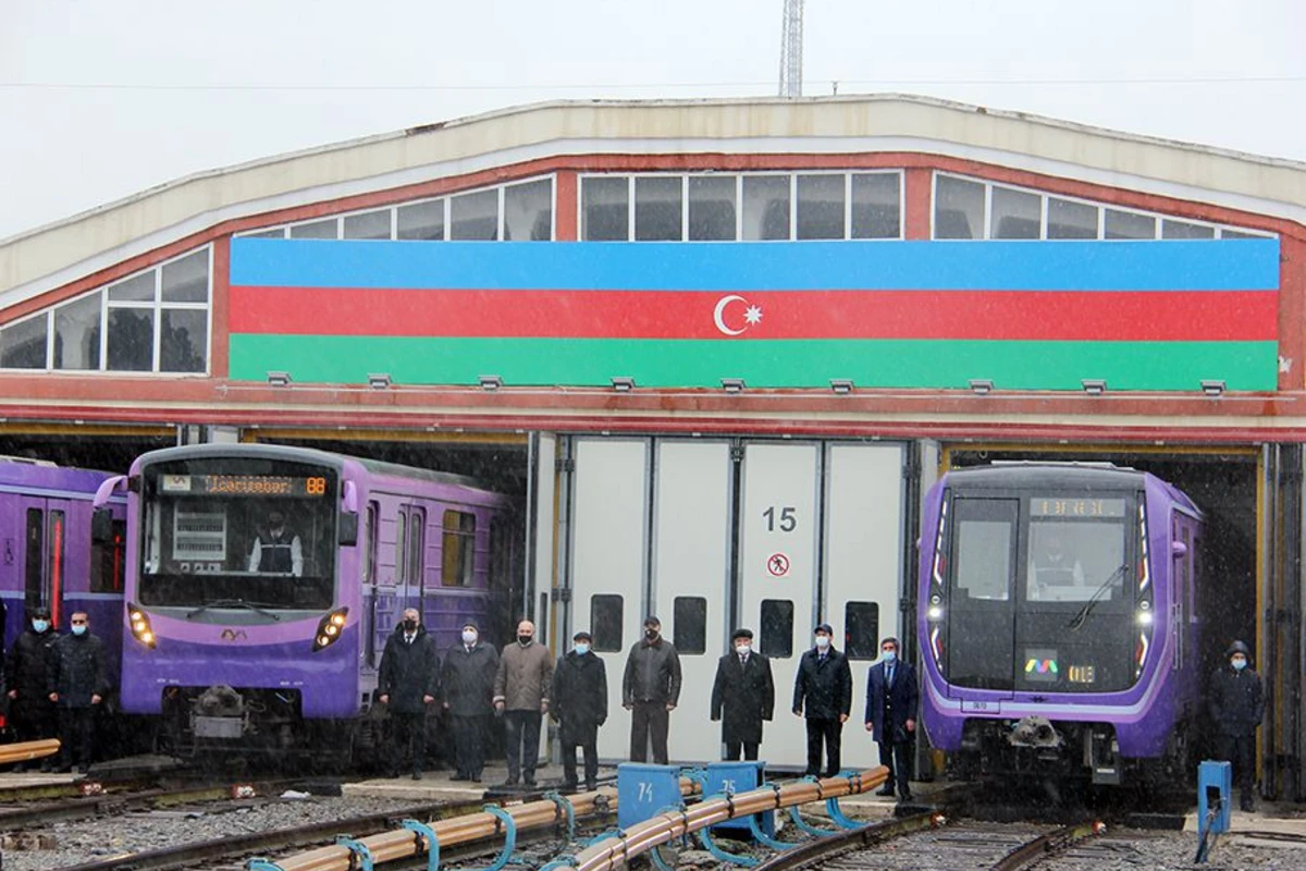 Bakı metrosunda qatarlar 20 yanvar şəhidlərinin xatirəsinə matəm fiti verib - FOTO