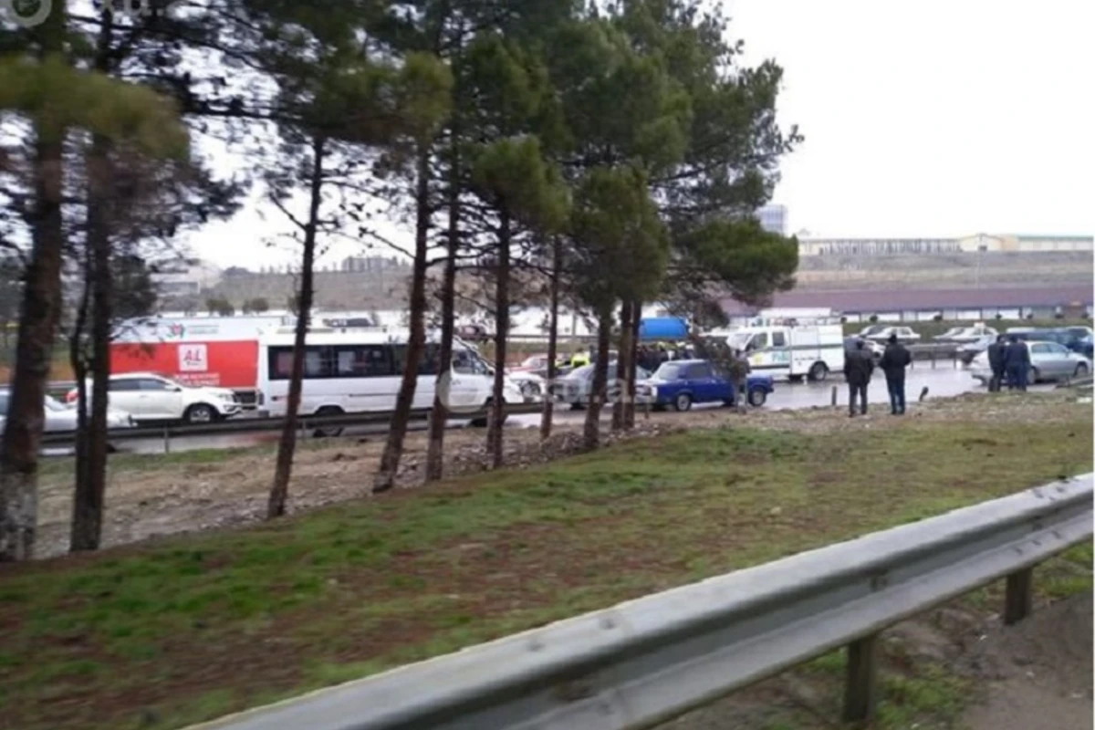 Sumqayıt-Bakı yolunda avtomobil dəmir arakəsməyə çırpıldı - FOTO