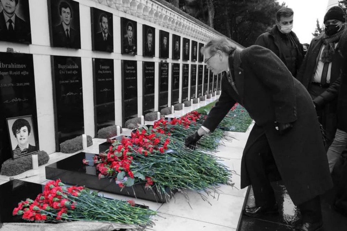 ABŞ-ın Azərbaycandakı səfiri Şəhidlər xiyabanını ziyarət edib ABŞ-ın Azərbaycandakı səfiri Şəhidlər xiyabanını ziyarət edib