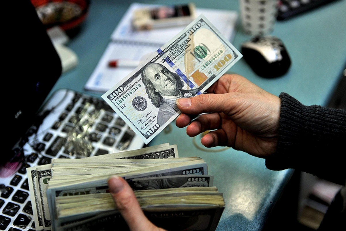 ABŞ dolları yığanlara pis xəbər - Dollar ucuzlaşacaq