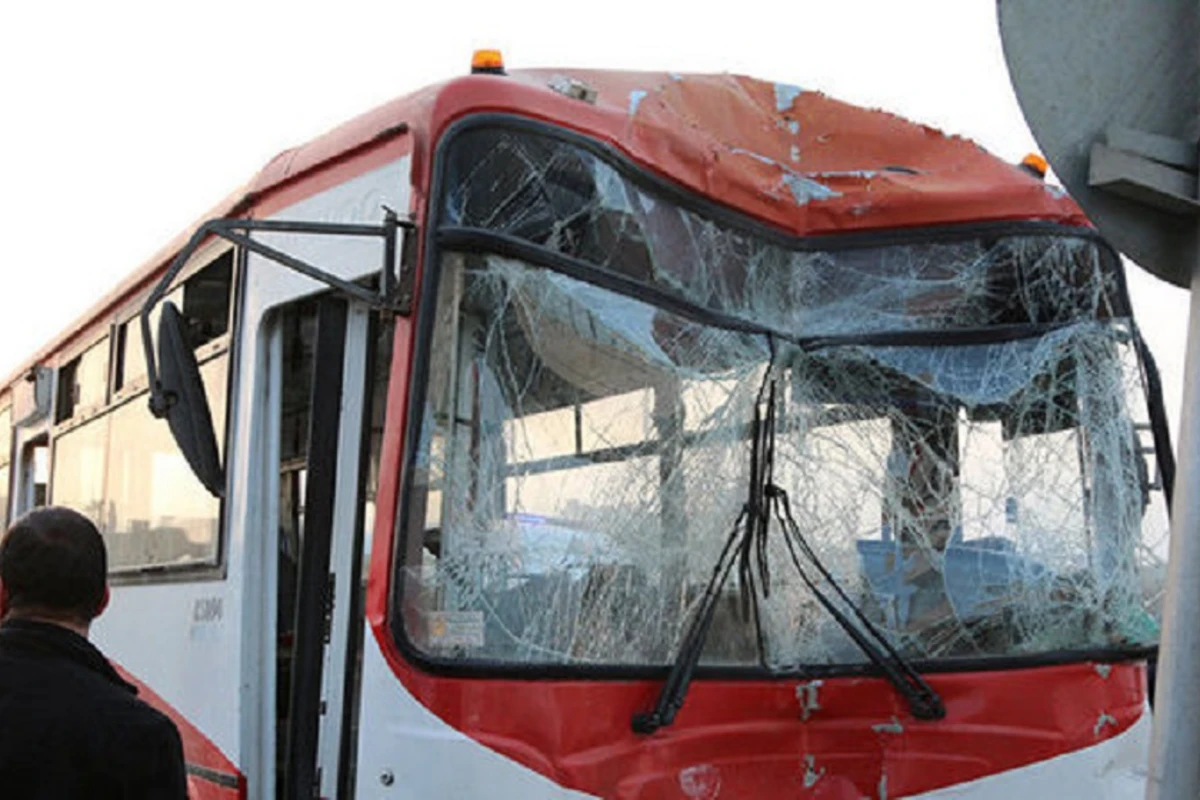 Bakıda avtobus qəzaya uğradı Bakıda avtobus qəzaya uğradı