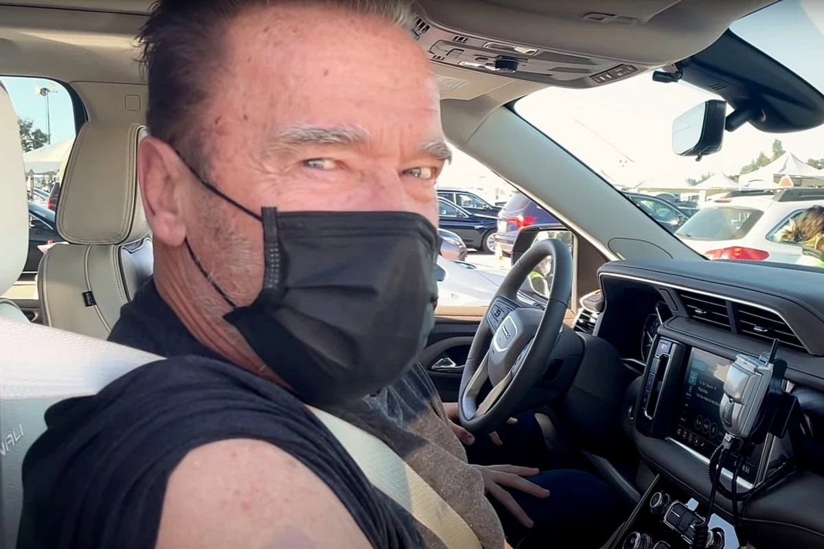 Арнольд Шварценеггер привился от коронавируса прямо в авто - ВИДЕО