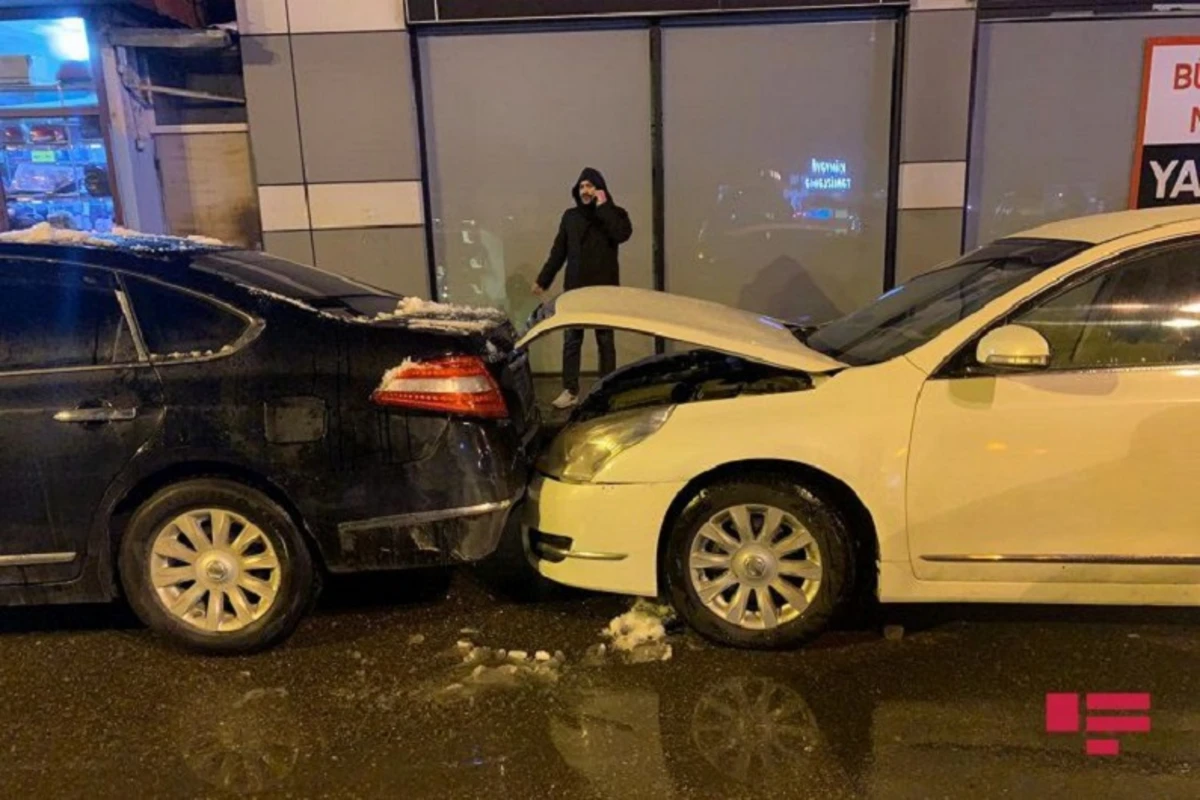Bakıda sürücü avtomobillərin arasında qaldı - iki ayağı da sındı - FOTO