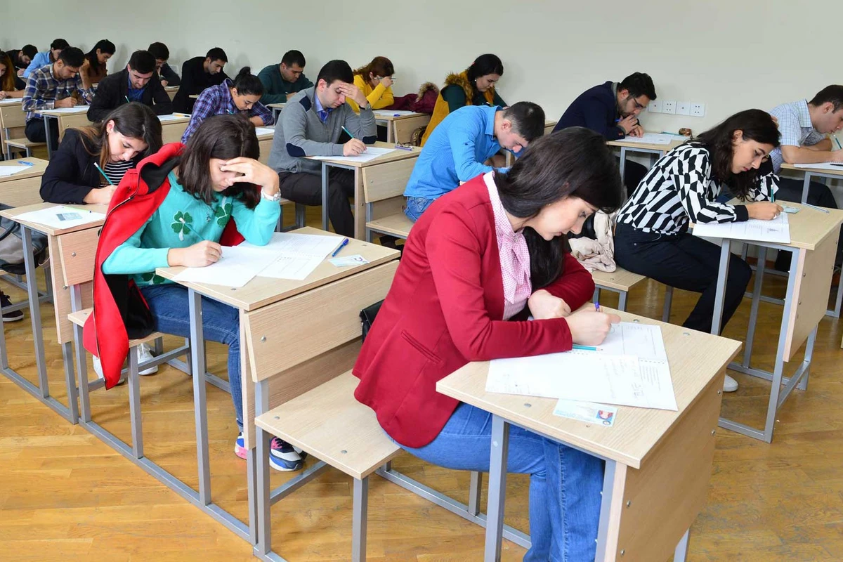 Nazir təhsil haqqını ödəyə bilməyən tələbələrdən danışdı