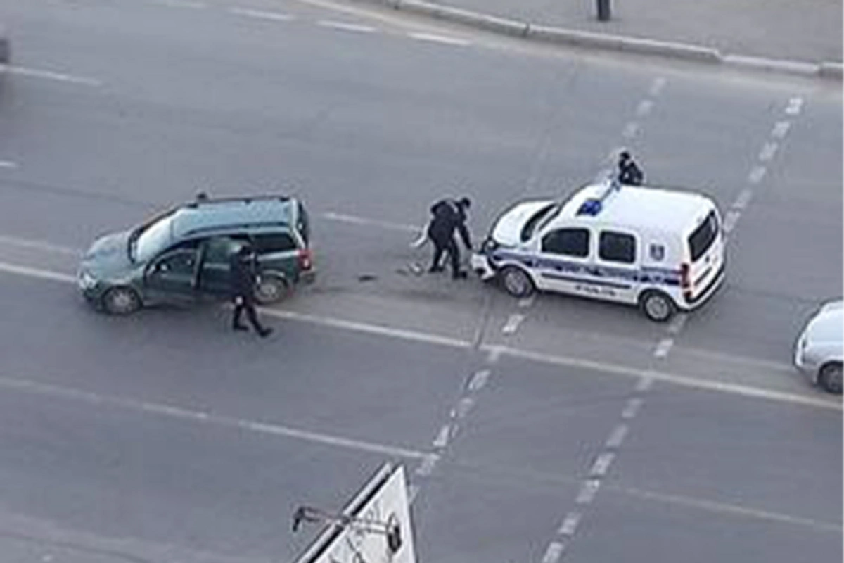 Bakıda polis maşını minik avtomobili ilə toqquşub
