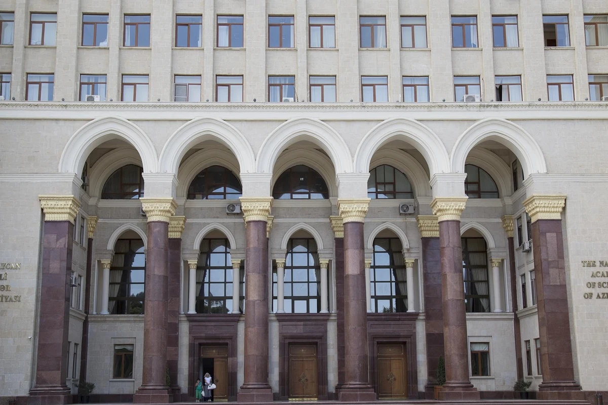 Директор научного института и его заместитель уволены за серьезные недостатки в работе