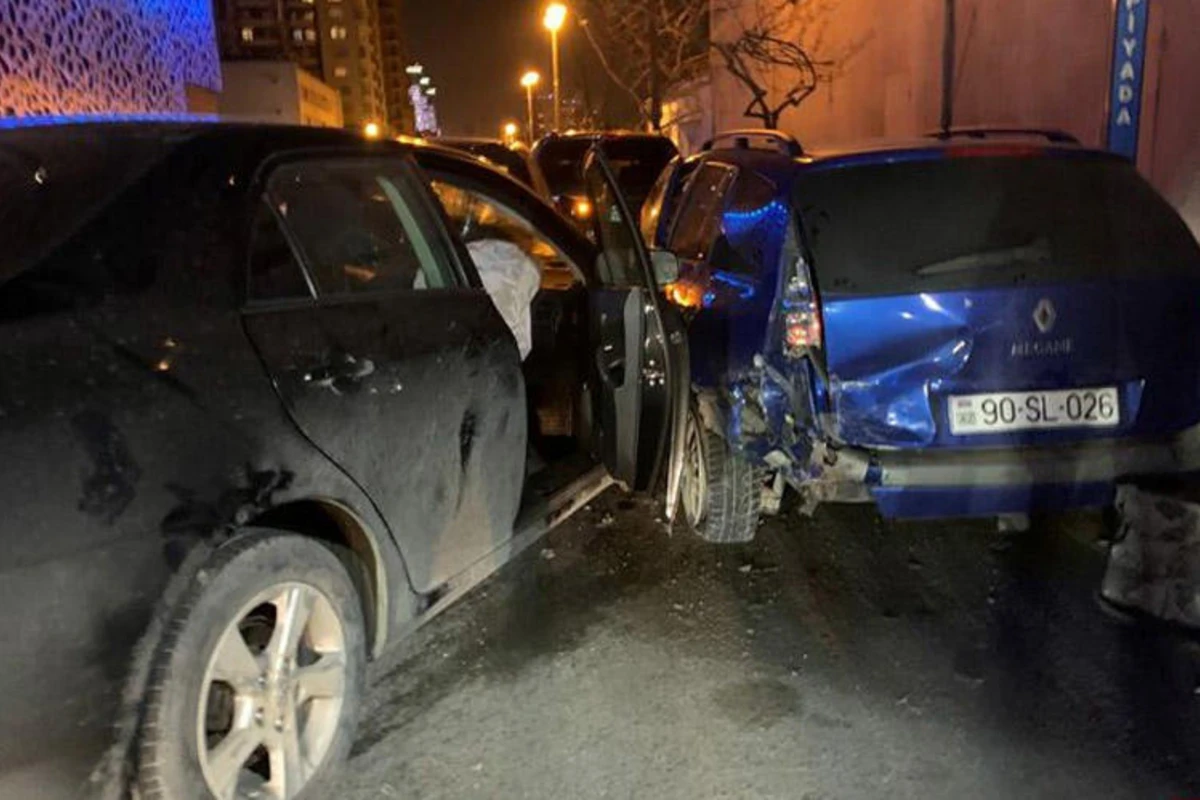 Bakıda beş avtomobil toqquşub - FOTO Bakıda beş avtomobil toqquşub - FOTO