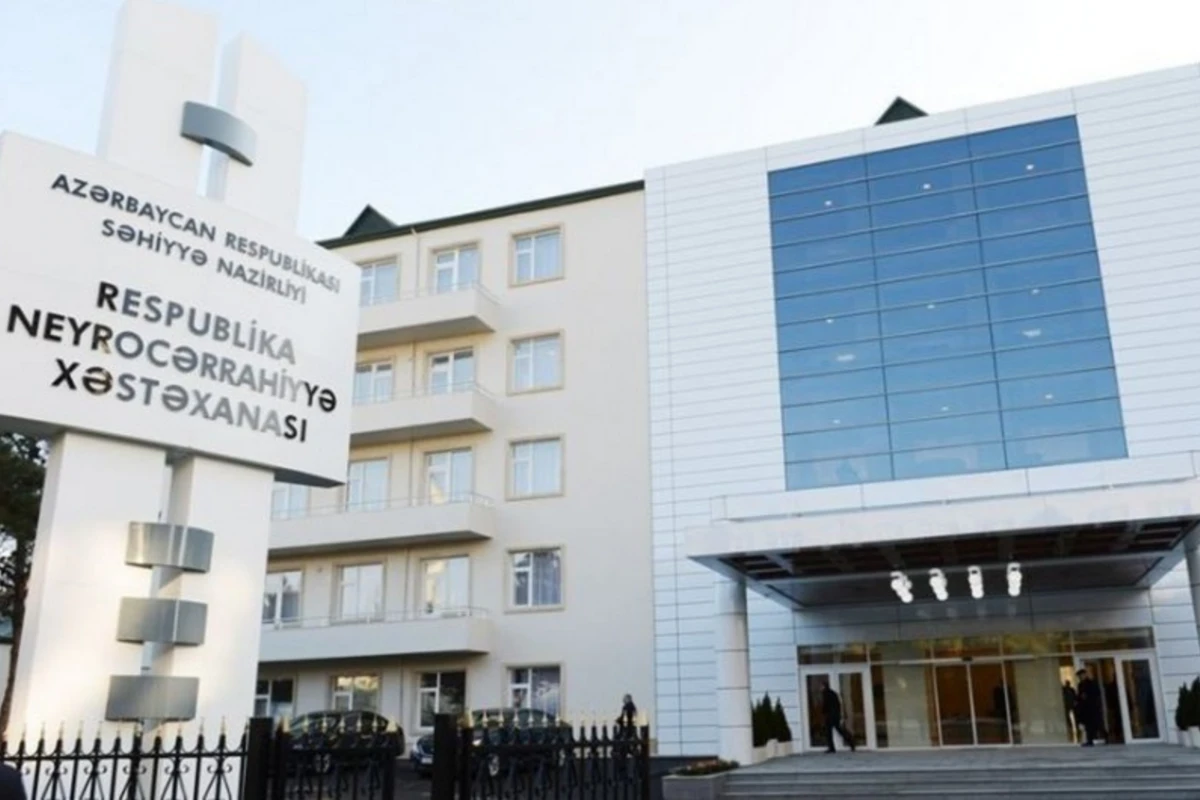 В Баку женщина выбросилась с балкона больницы