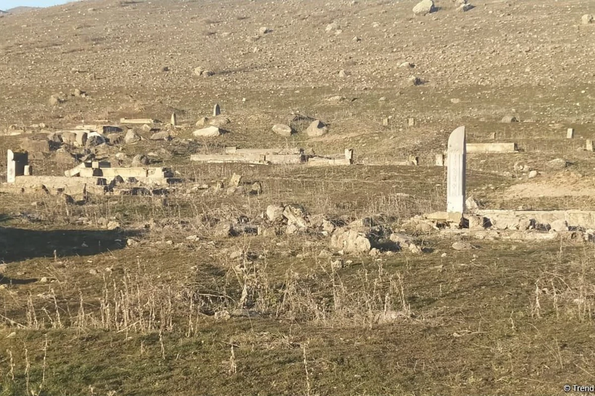 Ermənilər Qubadlının Saray kənd qəbiristanlığını belə dağıdıb - FOTO Ermənilər Qubadlının Saray kənd qəbiristanlığını belə dağıdıb - FOTO