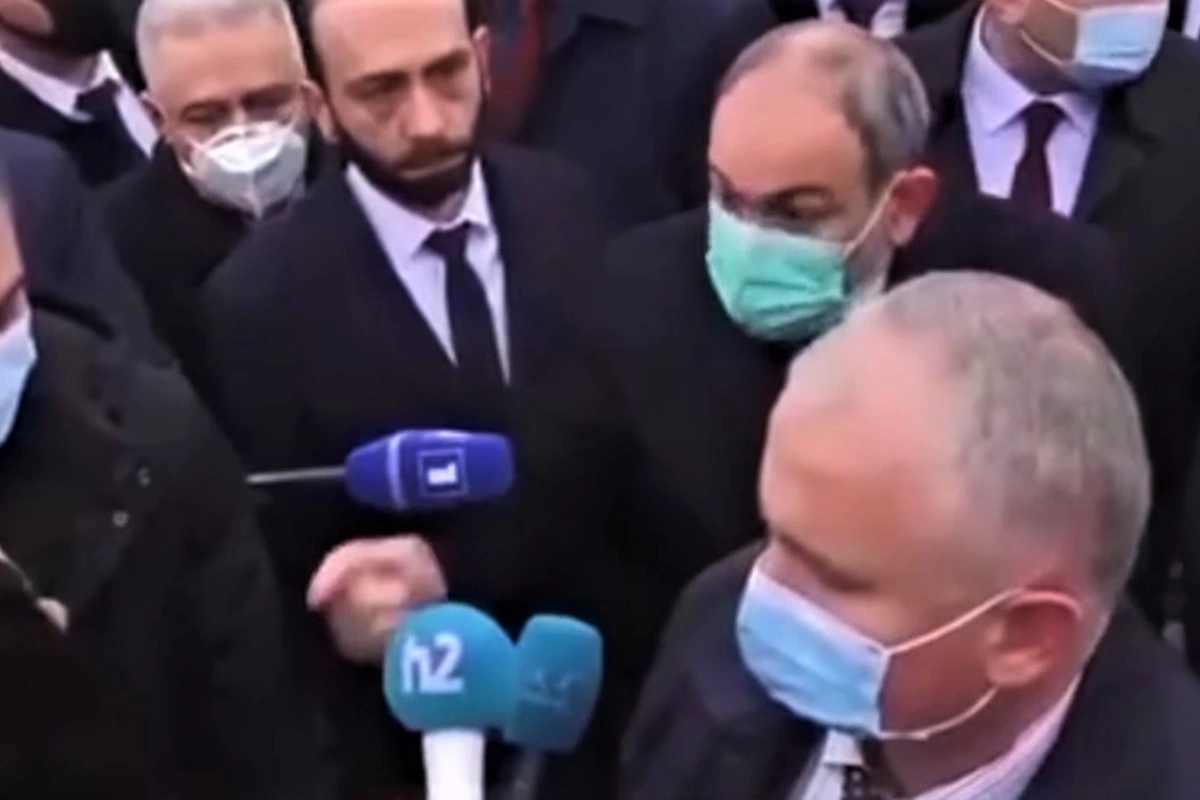 Erməni jurnalist Paşinyana hücum etdi - VİDEO