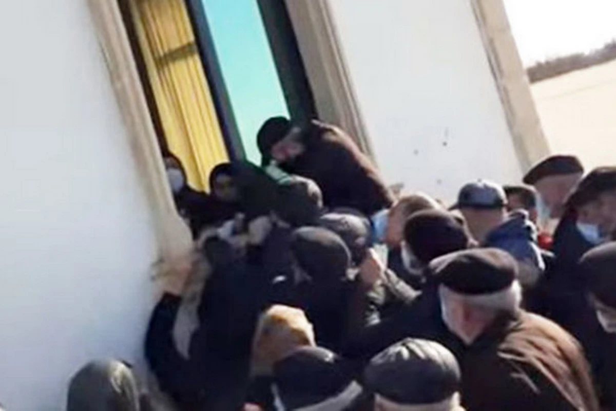 Очередь за лекарствами в Джалилабаде - ВИДЕО