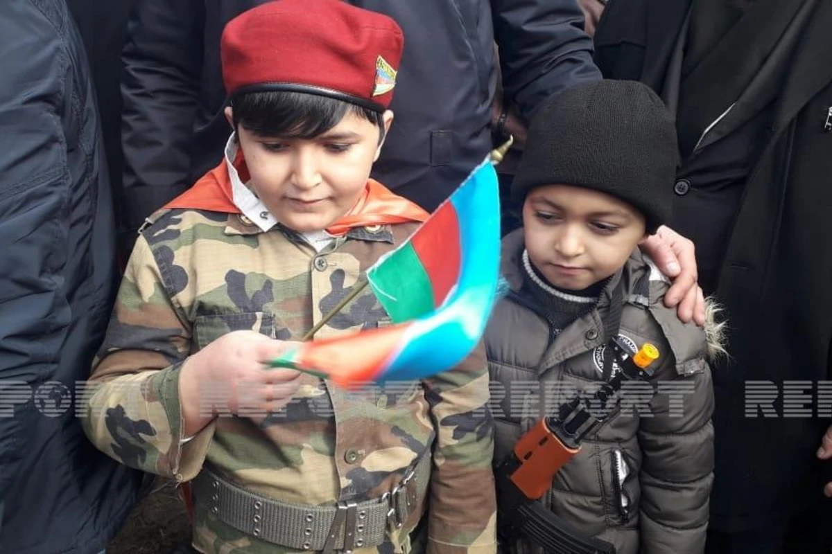 Yeni dünyaya gələn övladını görməyən şəhid kapitan dəfn edildi - FOTO Yeni dünyaya gələn övladını görməyən şəhid kapitan dəfn edildi - FOTO