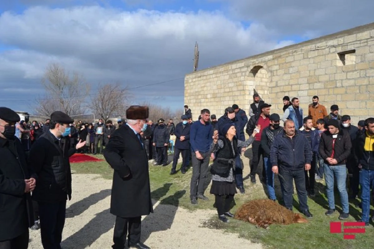 Siyəzəndə şəhid anası dəfndən əvvəl qurban kəsib - FOTO