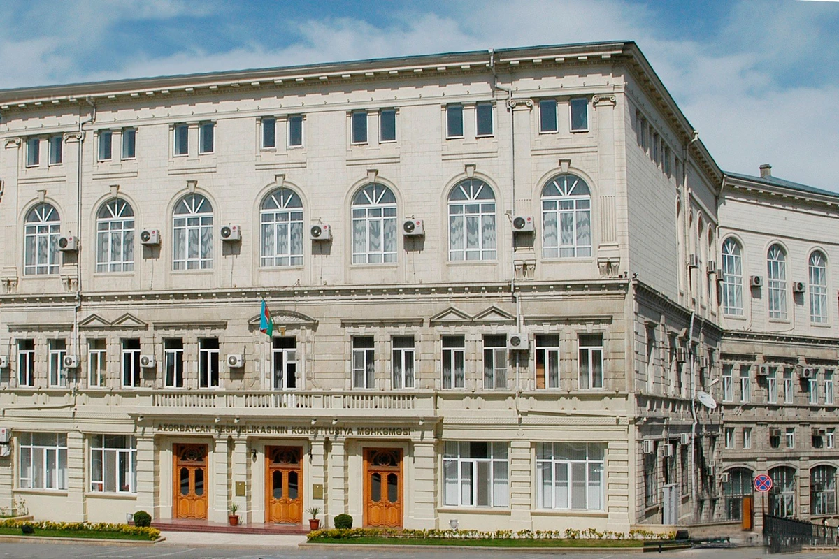 Konstitusiya Məhkəməsinin məşhur hakimi təqaüdə göndərildi