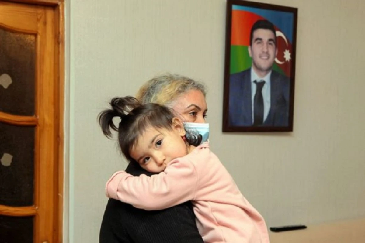 Şəhid anası oğluna hazırladığı bağlamaları kimsəsiz uşaqlara hədiyyə etdi - FOTO