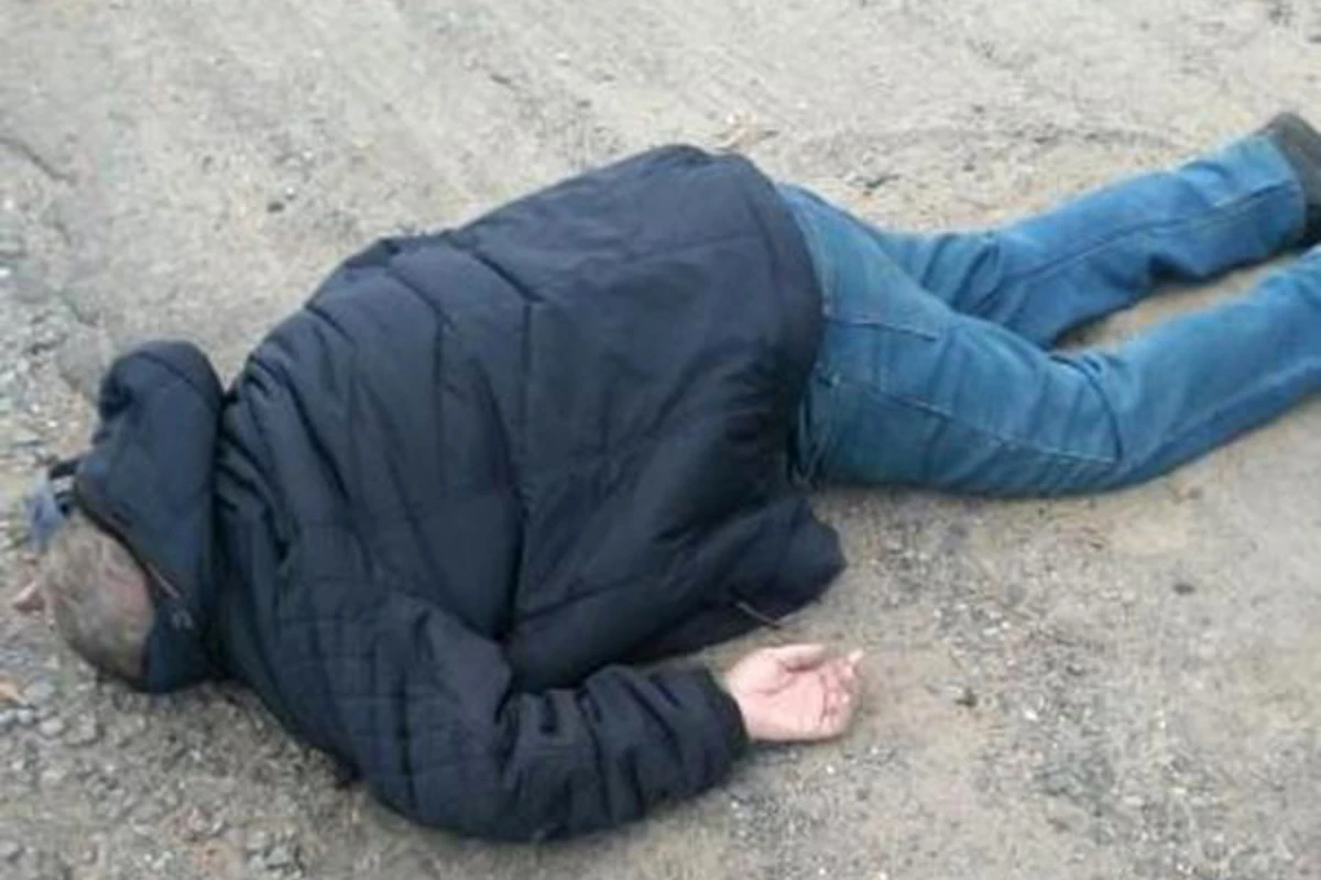 Bakıda sakin özünü işıq dirəyindən yerə atdı