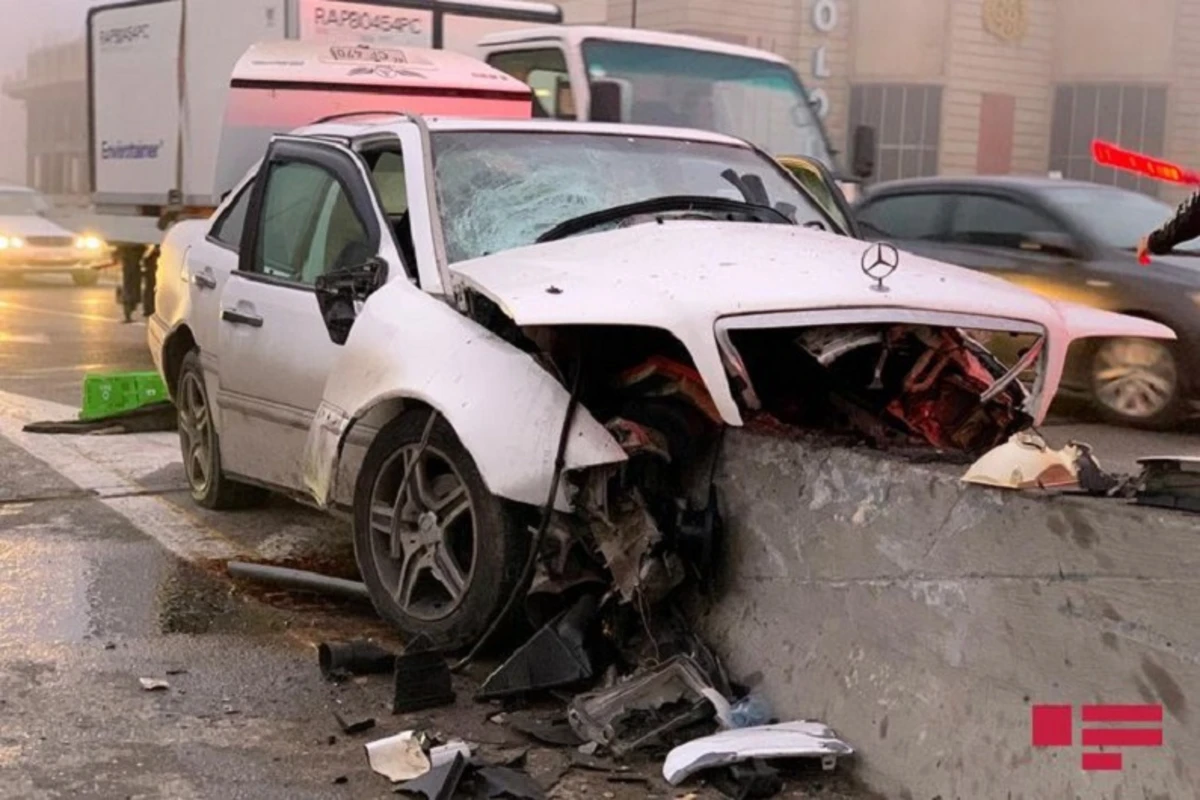 Bakıda sükan arxasında yuxulayan sürücü dəhşətli qəzaya səbəb oldu - FOTO