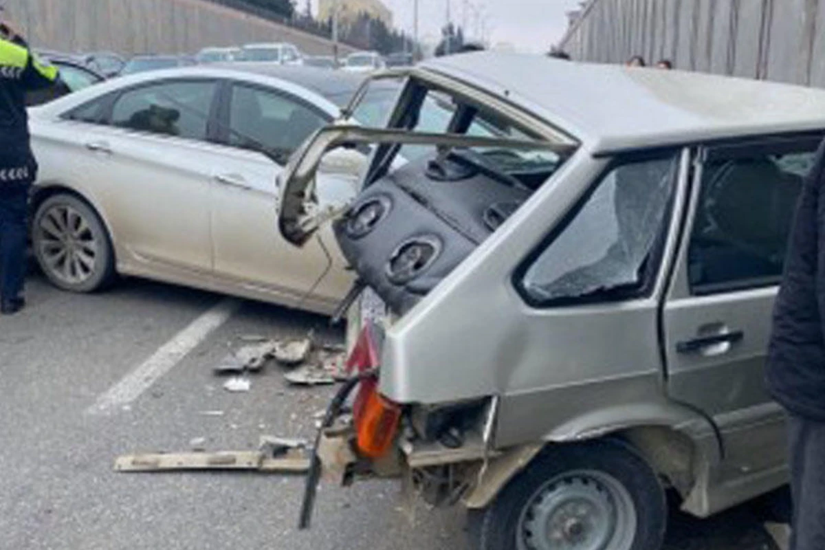 Bakıda AA seriyalı avtomobil qəza törətdi: yaralılar var - FOTO