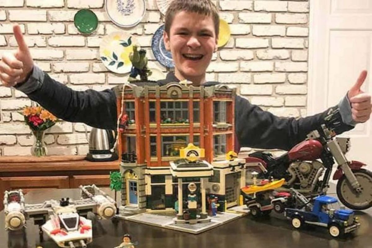 12 yaşlı uşaq ən sürətli LEGO yığmaq rekordunu qırdı - FOTO 12 yaşlı uşaq ən sürətli LEGO yığmaq rekordunu qırdı - FOTO