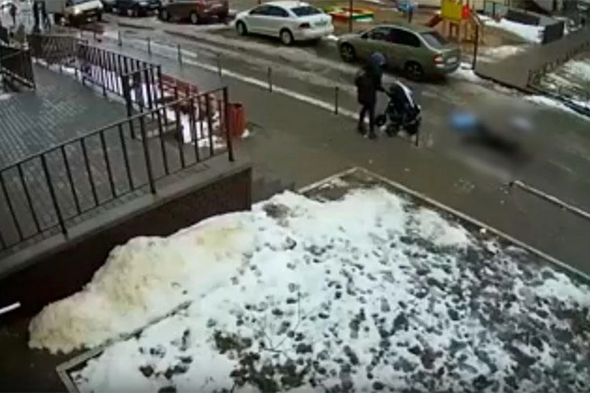 В Воронеже мужчина упал из окна на коляску и убил младенца - ВИДЕО