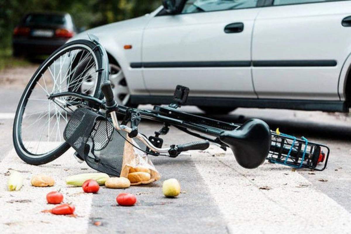 Lənkəranda avtomobil velosipedçini vurub