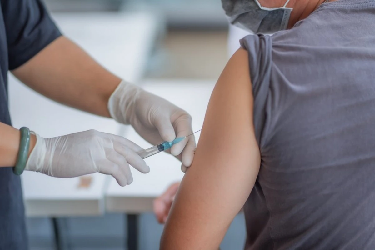 İsveçrədə koronavirus peyvəndi vurduran altı nəfər ölüb