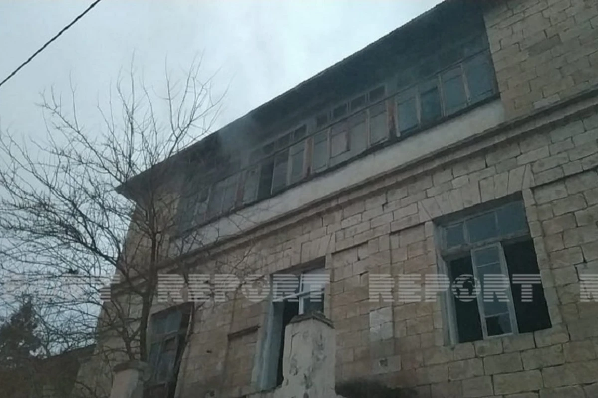 Kürdəmirdə köhnə mehmanxanada yanğın baş verib - FOTO